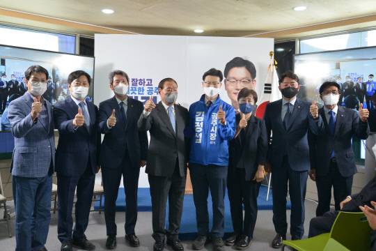 행사에는 김원기 제17대 국회의장, 이인영 국회의원(전 통일부장관), 박수현 전 청와대 국민소통수석, 강훈식 국회의원(더불어민주당 충남도당위원장), 황명선 전 논산시장, 김돈곤 청양군수, 김생기 전 정읍시장, 박공규 대한노인회 공주지회장, 이원묵 공주고 총동창회장(전 건양대학교 총장), 김성복 재경공주향우회장 등과 공주시 지방선거 광역·기초의원 후보, 지지자 등 3,000여 명이 참석해 힘을 실어줬다. 사진=양한우 기자