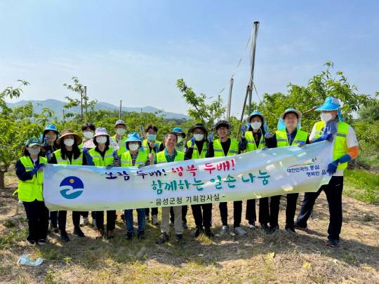 음성군청 공직자 70여 명은 지난 14일 지역의 일손이 부족한 농가를 찾아 생산적 일손 봉사에 구슬땀을 흘렸다.  사진은 기획감사실 직원 18명이 음성읍 과수농가에서 복숭아 적화작업을 마치고 기념 촬영을 하는 모습      사진=음성군 제공