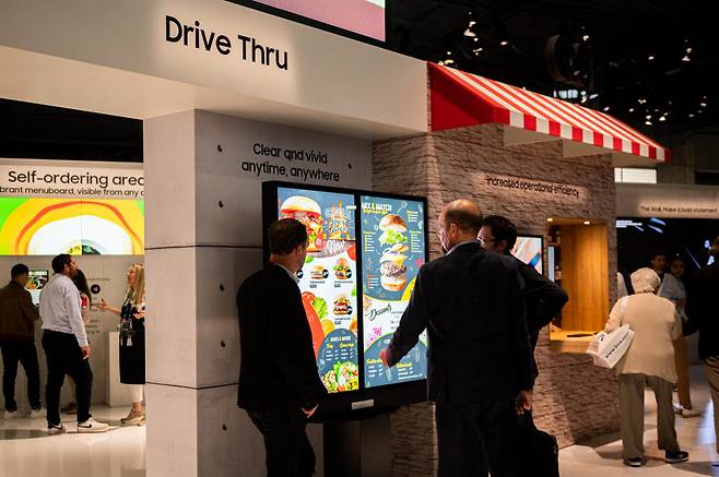 지난 10일부터 13일까지 스페인 바르셀로나에서 진행된 유럽 최대 디스플레이 전시회 ISE(Integrated Systems Europe) 2022를 찾은 방문객들이 삼성전자 아웃도어 사이니지를 체험하고 있다.