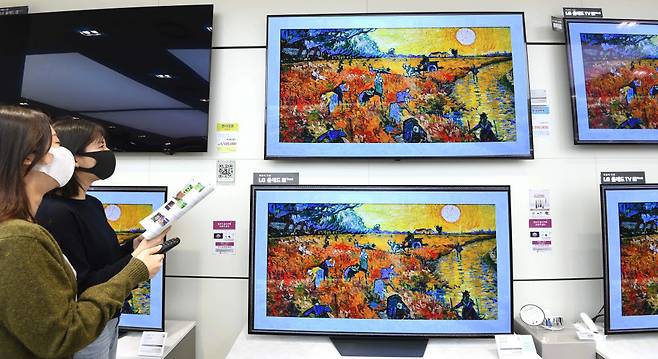 LG전자가 지난달 말 프리미엄 LCD TV인 QNED 신제품을 출시했다. 북미에 이어 국내에도 순차적으로 선보인다. 5세대 인공지능 알파7 프로세서와 최신 웹OS를 탑재했으며 가격은 240만원부터 400만원대다. 주말 서울 롯데하이마트 대치점에서 고객이 LG QNED TV를 보고 있다. 박지호기자 jihopress@etnews.com