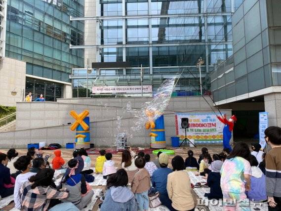 광명시 광명도서관 14일 야외마당에서 '햇살 아래 낭만 독서! 북(BOOK)크닉' 개최. 사진제공=광명시