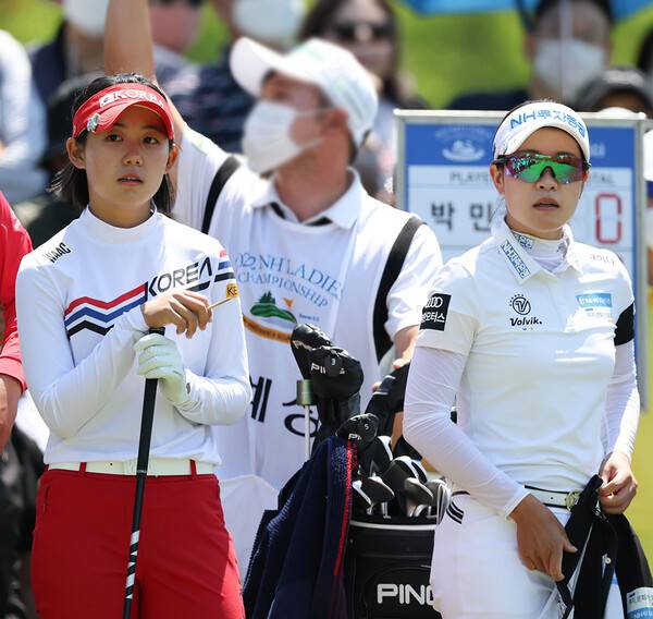 2022년 한국여자프로골프(KLPGA) 투어 NH투자증권 레이디스 챔피언십 우승을 차지한 박민지 프로와 준우승한 아마추어 선수 황유민. 사진제공=KLPGA