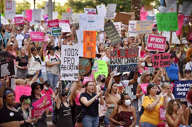 14일(현지시각) 임신중지권이 축소되는 것을 항의하는 집회와 행진이 미 플로리다주 올란도시의 시청 앞에서 열렸다. 올란도/UPI 연합뉴스