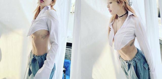 현아가 언더붑 스타일의 셔츠를 입었다. 현아 SNS