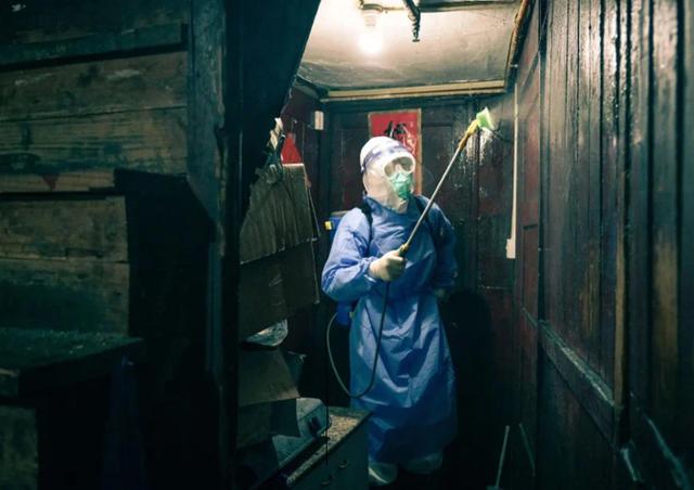 중국 방역 요원이 상하이의 한 가정집에 들어와 소독약을 분사하고 있다. 웨이보 캡처
