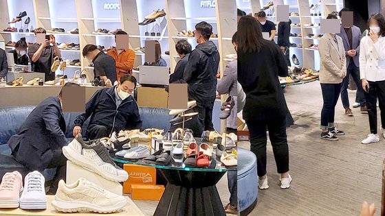 윤석열 대통령 내외가 14일 신세계백화점 강남점에서 신발 쇼핑을 하고 있다. [온라인 커뮤니티 캡처]