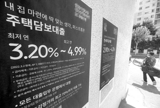 정부가 부동산 시장 정상화를 위해 대출 규제 완화를 추진하고 있지만 오는 7월로 예정된 개인별 총부채원리금상환비율(DSR) 강화 조치는 그대로 시행할 방침이다. 연합뉴스