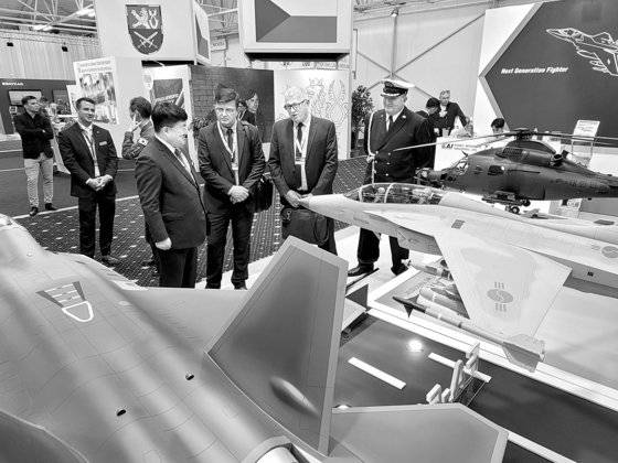 한국항공우주산업(KAI)이 최근 슬로바키아에서 열린 국제방산전시회(IDEB 2022)에 참가해 슬로바키아 고등훈련기 및 경공격기 후보 기종으로 FA-50에 대한 마케팅 활동을 펼쳤다고 12일 밝혔다. 사진은 국제방산전시회 한국항공우주산업 부스. [연합뉴스]