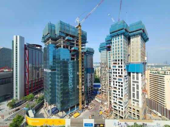 정부의 분양가 규제로 내년 2월 후분양할 예정인 서울 여의도 '브라이튼여의도' 아파트 공사 현장. 정부의 과도한 규제로 도심 공급난이 더 심해졌다는 지적이 잇따른다. 한은화 기자