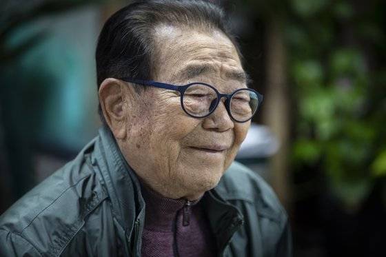 지난해 중앙일보와 인터뷰에 응한 송해. 코로나19 감염 당시에도 입원 치료를 거부하고 자택 치료를 받았던 송해는 5월 또 한차례 건강 악화로 입원 치료를 받게 된 것으로 알려졌다. 중앙포토