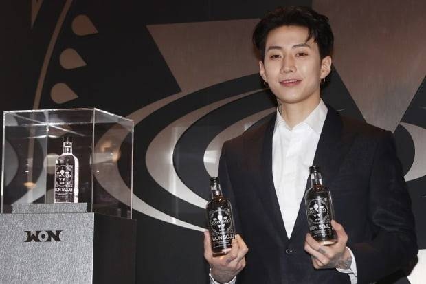 박재범 원스피리츠 대표가 지난달 25일 서울 영등포구 더현대 서울에서 열린 프리미엄 소주 브랜드 '원소주' 출시 기념 팝업 스토어 오픈 행사에서 원소주를 소개하고 있다. /사진=연합뉴스