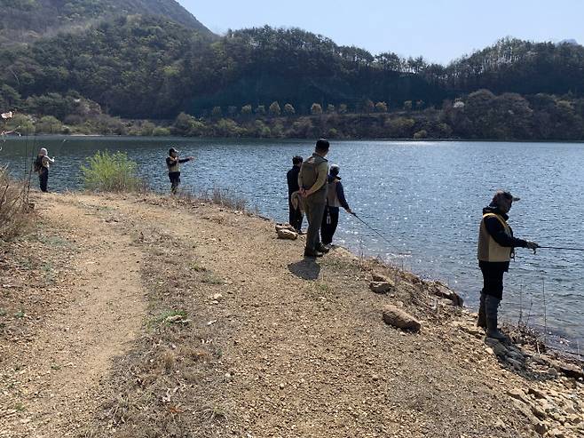 국립공원인 보은군 속리산면 삼가리 삼가저수지에서 국립공원공단 속리산사무소가 진행하는 ‘큰입배스 수매사업’에 참여한 참가자들이 배스를 낚고 있다. 국립공원공단 속리산사무소 제공.