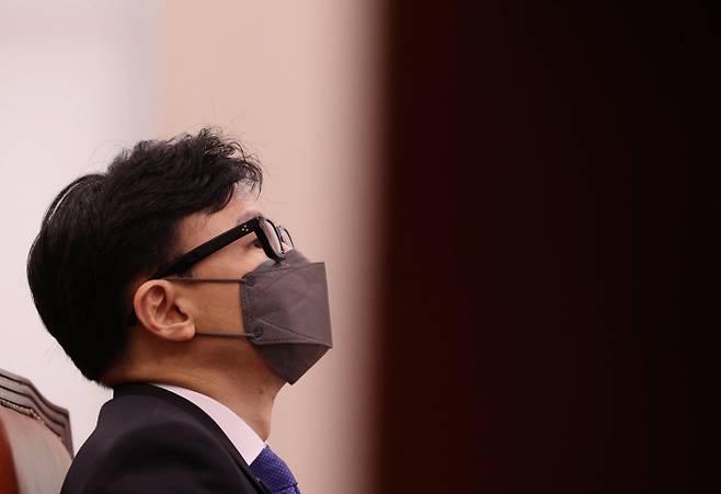 한동훈 법무부 장관 후보자가 지난 9일 국회 인사청문회에서 의원들의 의사진행 발언을 듣고 있다. 국회사진기자단