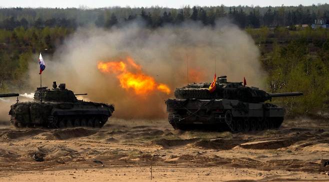 나토(북대서양조약기구) 전방증강전개군(EFP) 소속 탱크와 보병전투 차량들이 지난 11일(현지시간) 라트비아 아다지 훈련장에서 실시되는 ‘아이언 스피어 2022’ 훈련에 참가하고 있다. 로이터연합뉴스