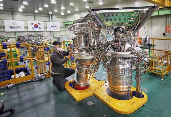 Jang Jae-won, an engineer at Hanwha Aerospace, checks rocket engines for Korea Space Launch Vehicle-II (KSLV-II) at the factory in Changwon, South Gyeongsang. [PARK SANG-MOON]
