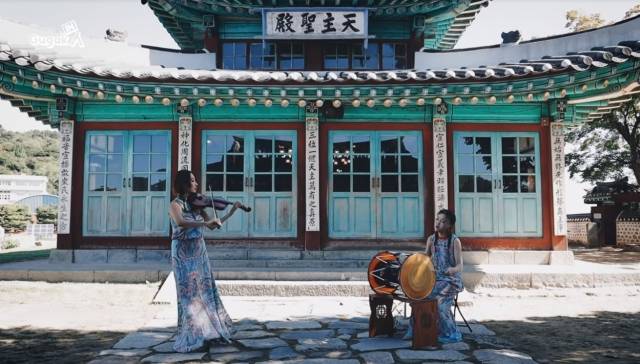 바이올린 연주자 시타 최(최보람)와 장구 연주자 김지혜로 구성한 듀오 그룹 ‘사위’의 뮤직비디오 ‘새로운 의식’의 한 장면.   국립국악원