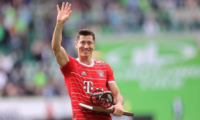 바이에른 뮌헨 공격수 로베르트 레반도프스키가 14일(현지시간) 독일 볼프스부르크 폴크스바겐 아레나에서 VFL 볼프스부르크와 2대 2로 비긴 2021-2022시즌 독일 프로축구 분데스리가 최종 34라운드를 마친 뒤 득점왕 트로피를 들고 관객에게 인사하고 있다. EPA연합뉴스