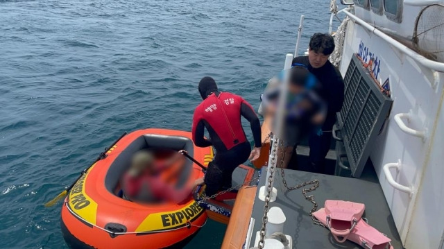 고무보트에서 구조되는 캐나다 국적 일가족. 제주 서귀포해양경찰서 제공