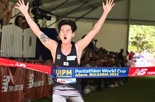 한국 근대5종 간판 전웅태가 14일 시즌 첫 출전한 월드컵 3차대회에서 1위로 골인하고 있다.[대한근대5종연맹 제공]