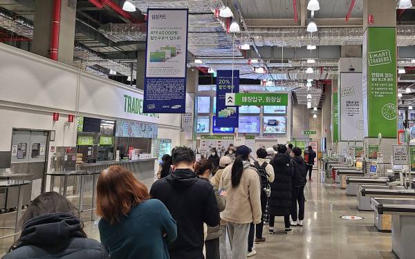 지난달 6일 오전 9시께 '포켓몬빵'을 사러 경기도 하남 이마트 트레이더스 위례점에 몰린 소비자들이 입장을 기다리고 있다. [이상현 기자]