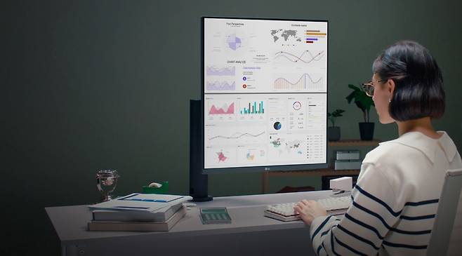 LG전자가 오는 16일 멀티태스킹 작업에 최적화된 LG 듀얼업 모니터를 국내 출시한다. 사진은 모델이 LG 듀얼업 모니터를 위아래로 분할해 문서 작업을 하는 모습.    /사진 = LG전자 제공