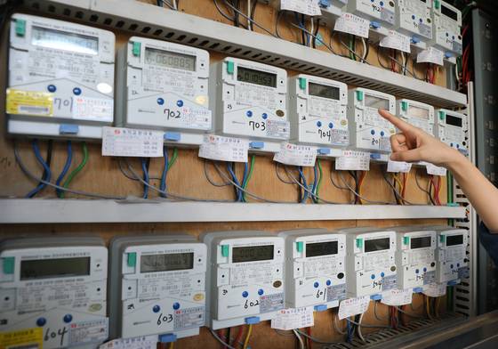 (서울=뉴스1) 임세영 기자 = 정부가 내년 2분기(4~6월) 전기요금을 '사실상' 동결했다. 29일 한국전력공사는 4~6월분 연료비 조정단가를 kWh당 '0원'으로 확정했다고 밝혔다. 한전에 따르면 정부는 연료비 조정단가 유보 사유에 대해 "국제 연료가격 상승 영향으로 연료비 조정단가 조정요인이 발생하였으나 코로나19 장기화와 높은 물가상승률 등으로 어려움을 겪는 국민의 생활안정을 도모할 필요가 있다"고 설명했다. 다만 한전은 지난해 연말 발표한대로 4월부터 기준연료비 및 기후환경요금 인상분은 그대로 적용하기로 했다. 이에 따라 내달부터는 kWh당 총 6.9원의 전기요금이 인상될 방침이다. 사진은 이날 서울의 한 다세대주택 전기계량기 모습. 2022.3.29/뉴스1