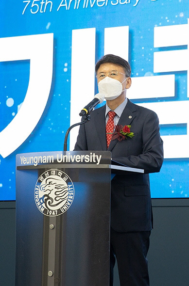 지난 13일 경북 경산시 영남대 천마아트센터에서 열린 영남대 개교 75주년 기념행사에서 최외출 총장이 기념식사를 하고 있다. 영남대 제공