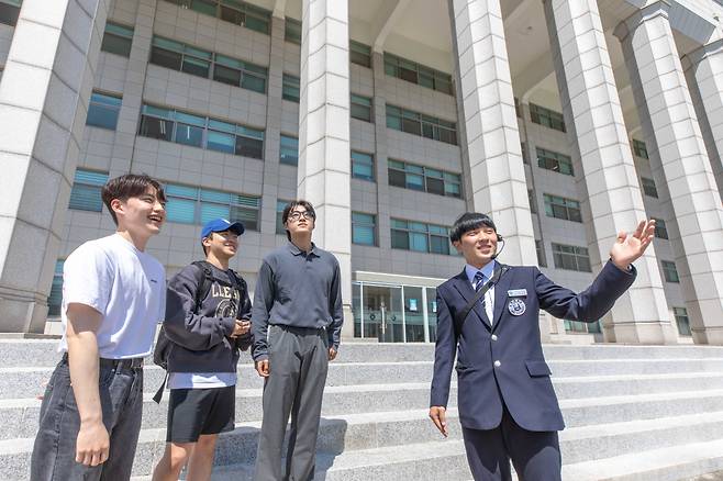 인하대 본관 앞에서 중·고등학생을 대상으로 캠퍼스 투어가 진행되고 있는 모습. [인하대 제공]