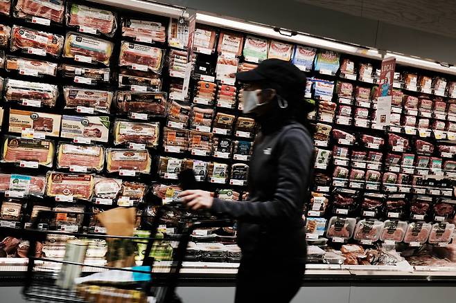 미국 뉴욕에 위치한 식료품점에서 한 미국인이 물건을 사고 있다.[AFP]