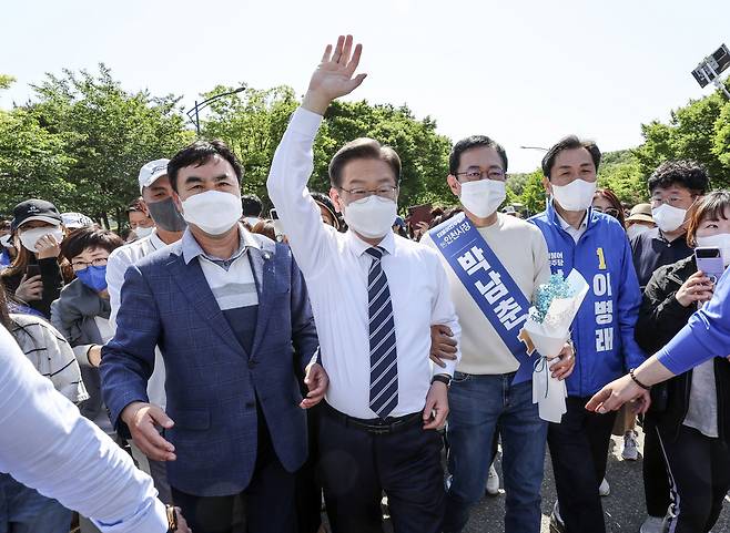 인천 계양을 국회의원 보궐선거에 출마한 더불어민주당 이재명 총괄선거대책위원장이 15일 인천시 남동구 인천대공원을 찾아 시민들에게 인사하고 있다. [연합]