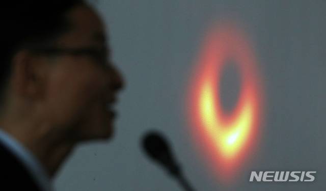 【서울=뉴시스】김선웅 기자 = 한국천문연구원 정태현 박사가 11일 서울 중구의 한 컨벤션센터에서 사건지평선 망원경(Event horizon telescope)을 통해 인류 역사상 처음으로 관측·촬영한 처녀자리 은하 중심의 M87 블랙홀에 대해 설명하고 있다. 한국은 한국천문연구원 소속 연구자 8인이 동아시아관측소 산하 제임스 클러크 맥스웰 망원경과 아타카마 밀리미터/서브밀리미터 전파간섭계의 협력 구성원으로 EHT 프로젝트에 참여했다. 2019.04.11. mangusta@newsis.com