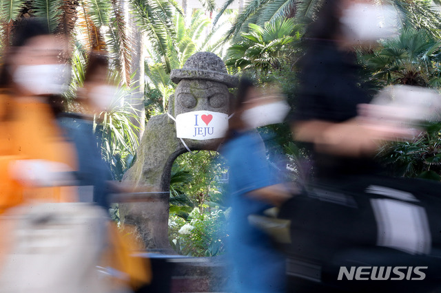 [제주=뉴시스]우장호 기자 = 제주국제공항에 막바지 휴가를 즐기려는 관광객들의 발걸음이 이어지고 있다. (뉴시스DB) woo1223@newsis.com