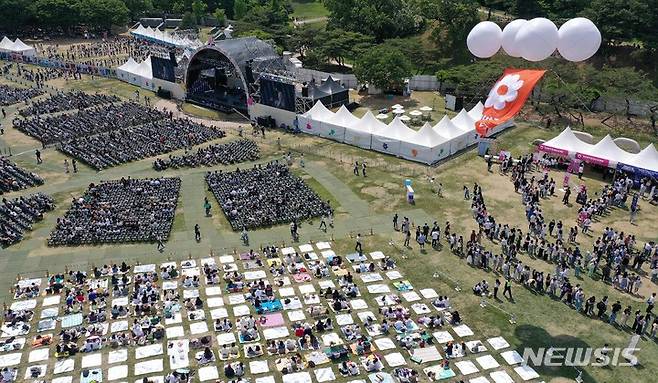 [서울=뉴시스] 백동현 기자 = 맑은 날씨를 보인 15일 오후 서울 송파구 올림픽공원 88잔디마당에서 열린 '뷰티풀 민트 라이프 2022'를 찾은 시민들이 축제를 즐기고 있다. 2022.05.15. livertrent@newsis.com