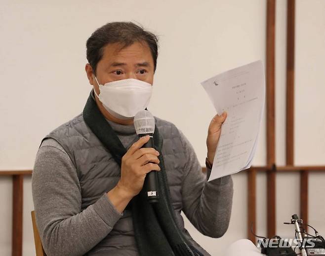 [서울=뉴시스] 김선웅 기자 = KBS 최철호 PD가 지난 2월24일 오후 서울 여의도의 한 카페에서 이재명 더불어민주당 대선 후보가 선거 공보물에 기재된 '검사 사칭' 전과 기록에 대해 '방송PD가 물어서 알려준 것'이라고 소명한 것과 관련해 기자회견을 하고 있다. (공동취재사진) 2022.02.24. photo@newsis.com