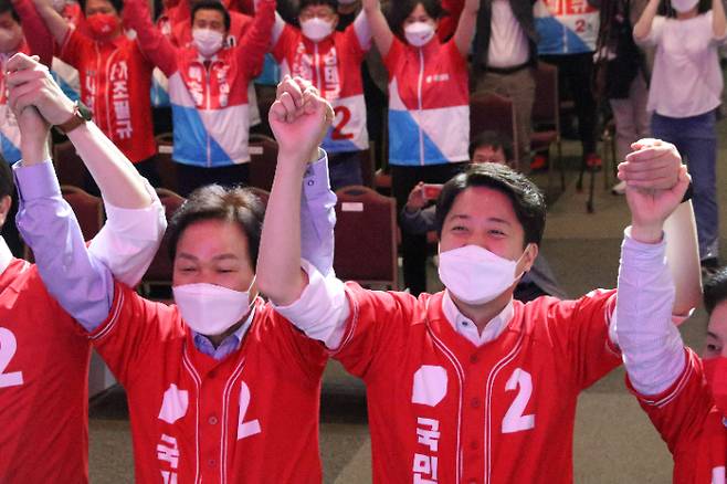 국민의힘 경남선대위 발대식에 참석한 이준석 대표(우)와 박완수 후보. 캠프 제공