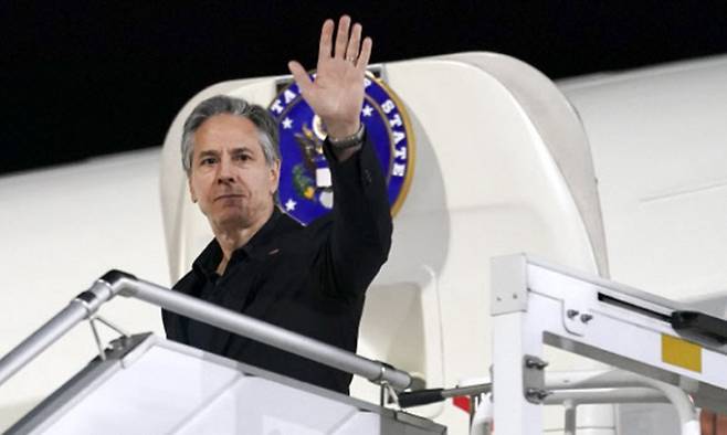 토니 블링컨 미국 국무장관이 지난 14일(현지시간) 독일 베를린 공항에 도착해 전용기에서 내리며 손을 흔들고 있다. AP연합뉴스