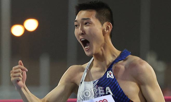 오른쪽 사진은 우승을 차지한 뒤 환호하고 있는 모습. AFP연합뉴스