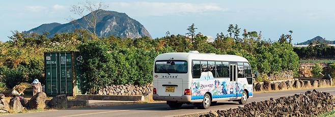 찾아가는 문화도시, 105번 문화버스는 문화도시 대표 캐릭터 노지삼춘이 마을 지역에 직접 찾아가 문화도시 비전 및 사업 정보 전달 등 시민들을 만나고 소통하기 위해 2020년부터 매년 추진된 사업으로 20일 오후 2시 성읍민속마을, 27일 오후 2시 성산일출봉, 6월 10일 오후 2시 송악산 입구에서 진행될 예정이다.-서귀포시 제공