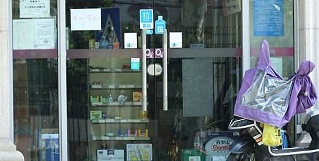 14일 코로나19 확산으로 48일째 봉쇄 중인 중국 상하이 창닝구의 한 슈퍼마켓이 폐쇄돼 있다. 연합뉴스