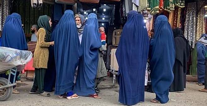 아프간 카불 시장의 부르카 착용 여성들. EPA연합뉴스