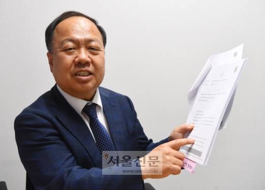 강석민 변호사가 지난 12일 서울 강남구 법무법인 백상 사무실에서 군형법상 추행죄 사건에 대한 대법원 판결문을 들어 설명하고 있다.안주영 전문기자