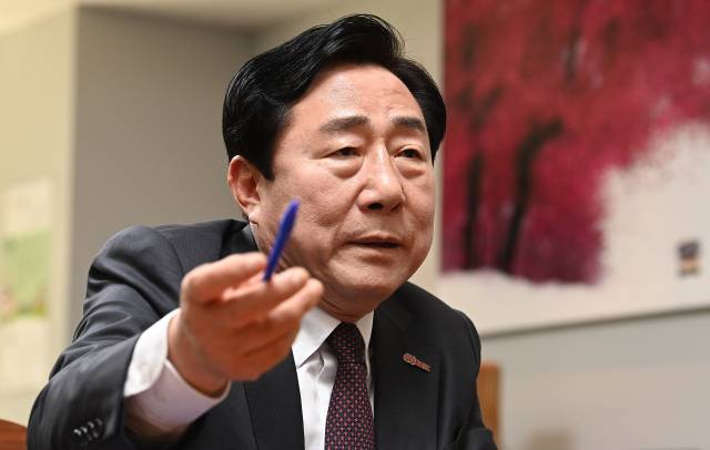 김기문 중소기업중앙회 회장이 중기중앙회 창립 60주년을 맞아 기념 인터뷰를 하고 있다. 오승현 기자