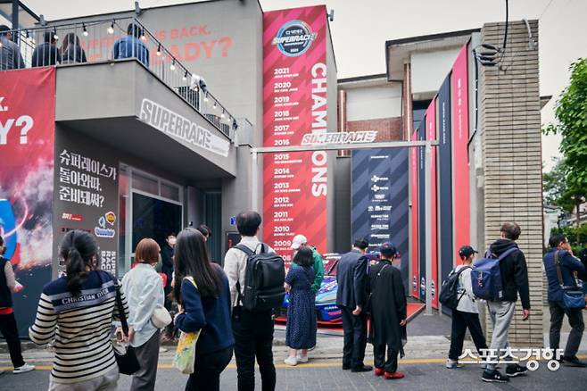 서울 북촌 빛글림 갤러리에서 진행중인 슈퍼레이스 전시회를 구경하고 있는 관람객들. 슈퍼레이스 제공