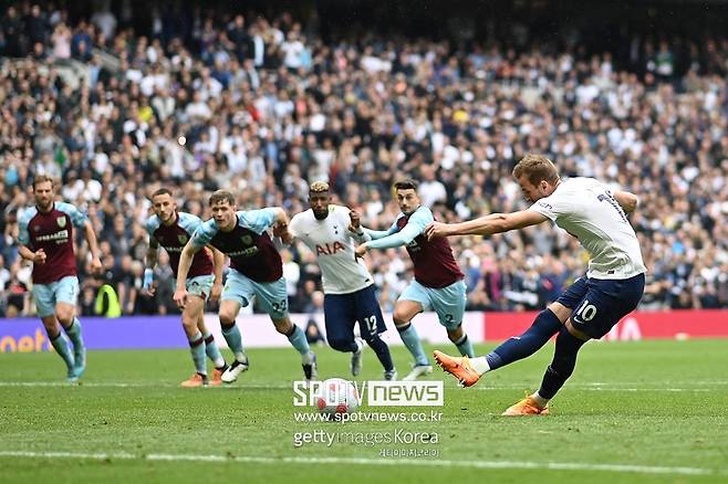 ▲ 번리와 경기에서 페널티킥을 성공시키는 해리 케인.