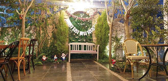 코코밸리의 포토존. 자연을 담은 인테리어와 귀여운 소품이 잘 어우러진다.