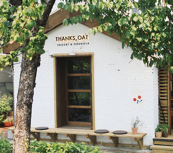 목재로 꾸며 편안한 느낌을 주는 땡스오트의 외관.