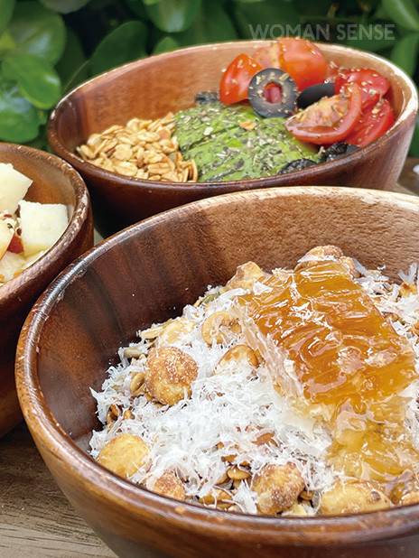 땡스오트의 대표 메뉴, 허니 치즈 트랩(아래)과 아보카도 블랜디드.