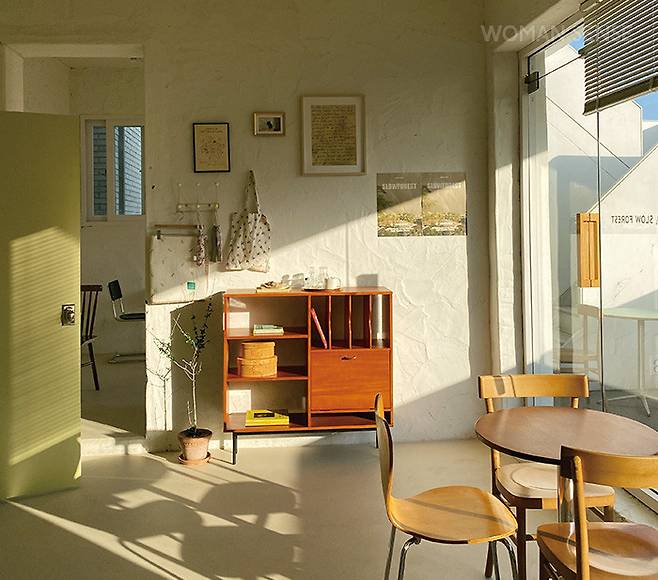 카페 한편에는 주인이 직접 디자인한 제품을 판매한다.