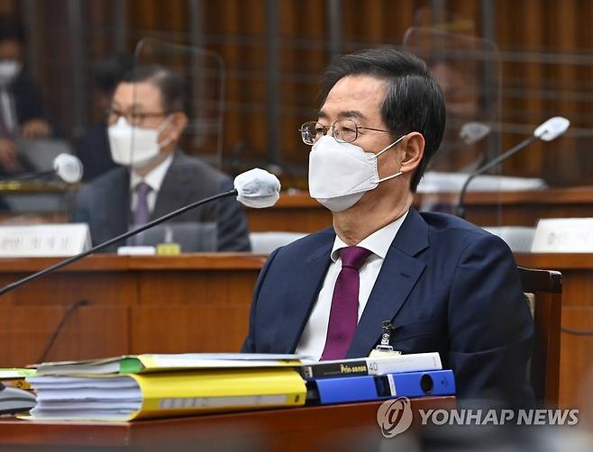 한덕수 국무총리 후보자가 지난 3일 오전 국회에서 열린 인사청문회에서 증인 답변을 듣고 있다. [국회사진기자단]