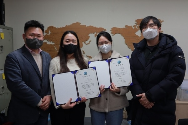 올 3월 장학금 수여식에 참석한 김봉철 교수(맨 왼쪽)와 송예진 학생(오른쪽에서 두번째) [한국외대 제공. 재판매 및 DB 금지]